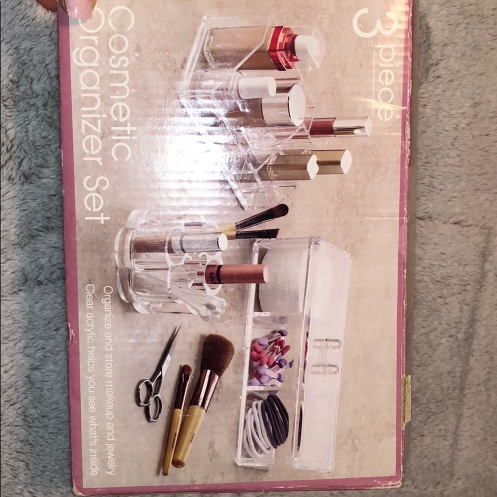 Cosmetic organizer